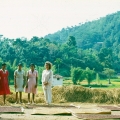 74_01-shanti-mit-dorfm228dchen-vor-dem-rock-hill.jpg