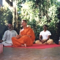 16. Brahma Vikara Ananda leitet die Meditation